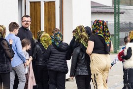 Děti jdou na nácvik zpěvu se svým učitelem (2025)