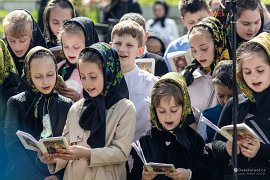 Tady už děti zpívají na ostro jako součást programu před kostelem (2025)