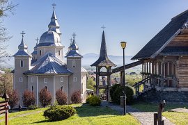 V pozadí se tyčí výrazná hora Igniș (2025)