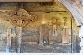 Dřevěné kříže na stěně kostela (2025)