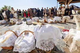 Zástupy věřících a jejich košíky připravené k posvěcení (2025)