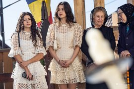 Mladé ženy při čekání na obřad (2025)