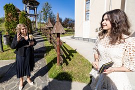 Příjemná konverzace u kostela (2025)