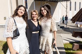 Veselá paní Ghiman s dcerami (2025)