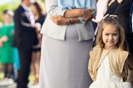 Svátečně oděné děvče (2025)