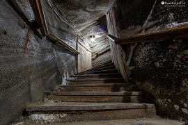 Do dolu se nefárá výtahem, ale schází se po prudkém schodišti (2018)