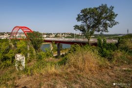 Most přes dunajský kanál spojující vlakové nádraží s hlavní částí města (2023)