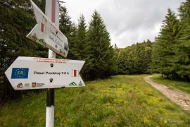 Turistický rozcestník v sedle Bratocea a stezka dále po hlavním hřebeni (2024)