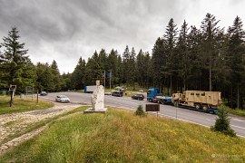 Sedlo Bratocea a převoz vojenského vozidla, možná na Ukrajinu (2024)