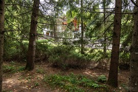 Bývalá Ceaușescova vila, dosud je u ní zákaz fotografování a na vilu zvenčí téměř nejde vidět (2024)