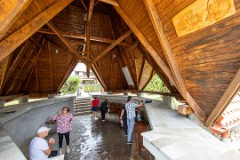 Popíjení minerální vody (2024)