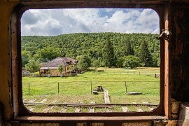 Nádherné lesy pohoří Munții Întorsurii výhledem z úzkokolejky v Covasně (2024)