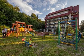 Za hotelem je krásné zázemí pro děti (2024)