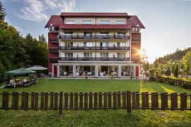 Příjemné je plynule prodloužení restaurace na terasu a do zahrady (2024)