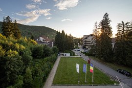 Hotelová zóna na okraji Covasny, vlevo hotel Bradul, vpravo hotel Clermont (2024)