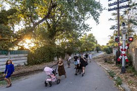 Na dlouze blikající červenou na přejezdu nedají (2025)