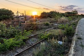 Pohled směrem k jezeru Lacul Techirghiol, přístup k němu je v těchto místech obtížný (2025)