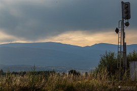 Vrchol Harghita-Ciceu (1759 m) se skupinou vysílačů nad lázněmi Harghita-Băi. Vpravo vrchol Harghita Siculeni (1709 m), předvrchol hory Mădăraș. Pohled od města Miercurea Ciuc. (2024)