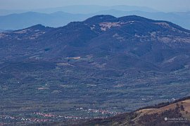 V popředí hraniční Piatra Vâscului, přímo za ním Tupyj, vlevo Tovsta s chustským TV vysílačem, zcela v pozadí hory Bužora a Syňak (2025)