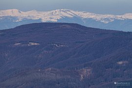 Uprostřed hora Menčul na polonině Krásné, vlevo za ním Horb a zcela vlevo Nehrovec, zcela vpravo Jasnovec (2025)
