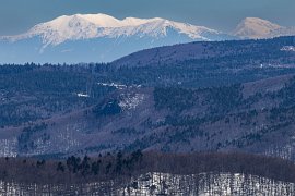 Pop Ivan Maramurešský (vlevo) a Farcău (1961 m, soliterní vpravo) (2025)