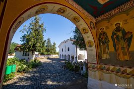 Do areálu se vstupuje bránou ve zvonici (2023)