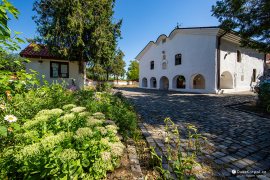 Čelní stěna kostela byla navržena v orientálním stylu, citlivě tak zapadalo do okolního muslimského světa (2023)