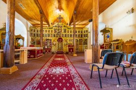 Interiér kostela s bílými stěnami (2023)