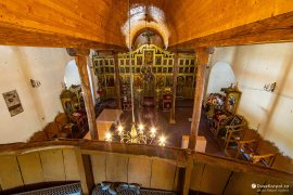 Střecha je podpírána dubovými kmeny (2023)