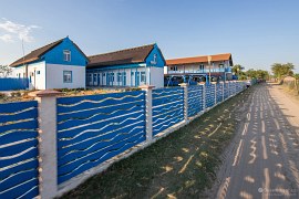 Nově opravený areál s tradiční modrou a bílou (2024)