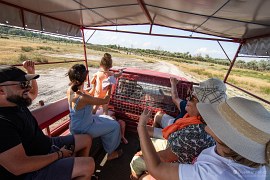 Na nerovných cestách vozidlo ohromně skáče, na dobré náladě to neubírá (2024)
