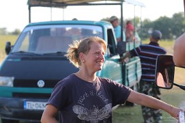 Manželka našeho průvodce se živí stejně a oba lákají na jejich ubytování ve vsi (2024)