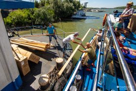 Nakládka všemožného materiálu na loď (2023)