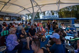 Cestující na lodi v Mahmudii (2023)