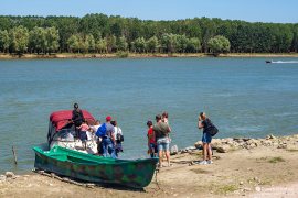 Někteří cestující nastupují na rychlý člun (2023)
