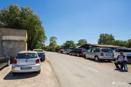 Ulice i soukromé zahrady kolem přístaviště slouží k parkování, můžete parkovat na ulici nebo bezpečněji za plotem (2023)