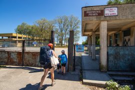 Brána do areálu přístaviště lodí působí jako nelegální vstup na soukromý pozemek (2023)