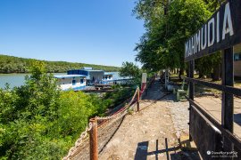 Ale jsme tu správně a čekáme na naši loď (2023)