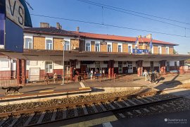 Vlaková stanice Medgidia, odtud jezdí vedlejší trať Dobrudžskou plošinou do Tulči (2025)