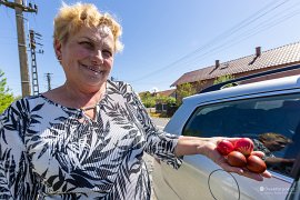 Milá paní nám nabízí kraslice, tradičně vyvedené v červené barvě (2025)