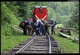 Lesní železnice Vișeu de Sus - odstavování rozbitého vozu na dřevo mimo trať