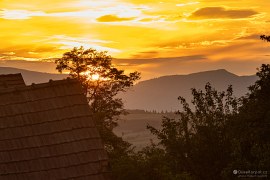 Muntele Observatorului (1372 m) v zapadajícím slunci. Výhled z Frumoasy. (2024)