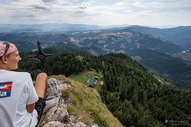 Výhled od vrcholového kříže, v popředí vpravo hora Arama Neagră, za ní vpravo Saca Mare, více vlevo pohoří Harghita (2024)