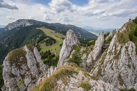 V pozadí působivý masiv Ceahlău (2024)