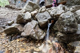 Pramen pod skálou (2024)