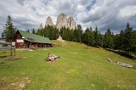 Klid před horskou chatou uprostřed letní sezóny (2024)
