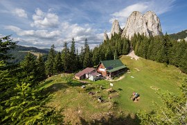 Malebná scenérie turistické chaty a působivé skály (2024)