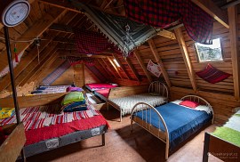 Hromadná noclehárna v podkroví (2024)