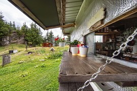 Na chatě nefunguje klasická restaurace, pouze okénko s drobným občerstvením (2024)