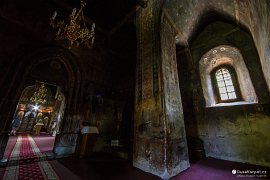 Interiér klášterního kostela se silnou duchovní atmosférou (2018)